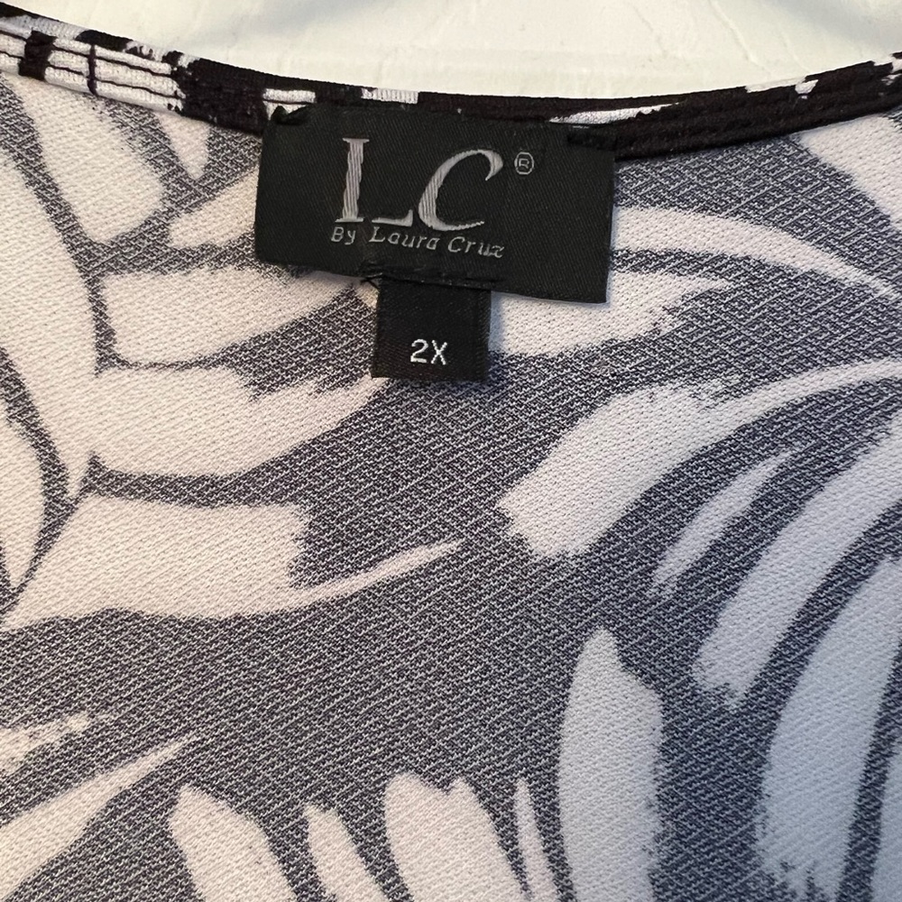 LC By LAURA CRUZ 2X ZIP NECKLINE SHORT SLEEVE BLACK & WHITE TOP - Picture 2 of 8